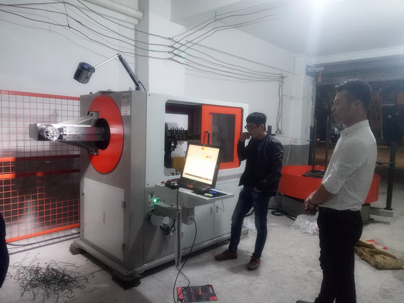 贝朗技术人员调试设备现场