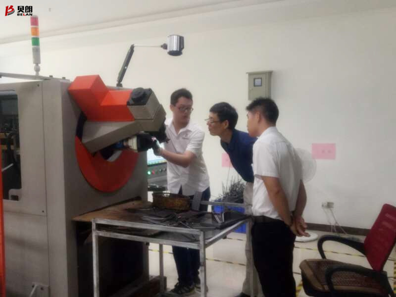 佛山客户来贝朗看不锈钢成型机，现场打样谈合作