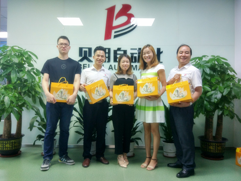 贝朗自动化设备公司-粽子发放现场