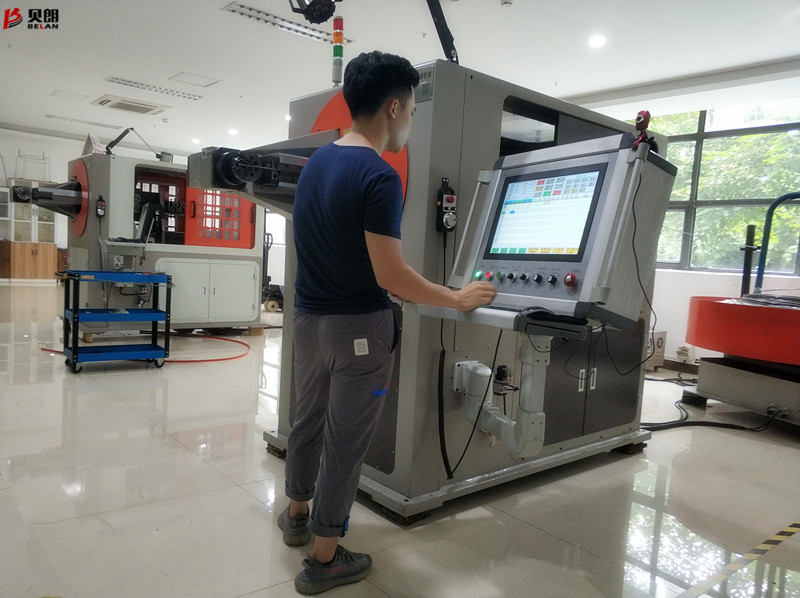 贝朗业务精英学习调试线材立体折弯机