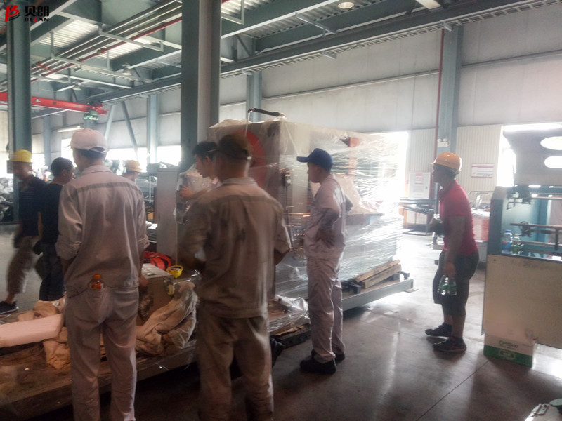 贝朗自动化设备公司——客户卸机现场