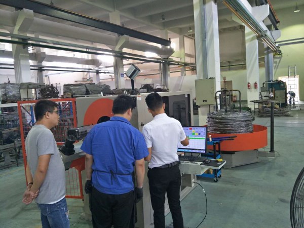 贝朗自动化调机师在客户车间