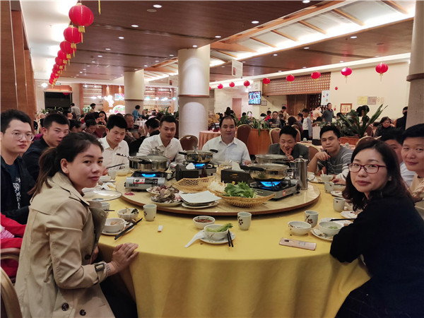 在地派度假酒店吃自助火锅