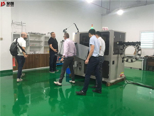 看，又有外国客户参观贝朗钢丝铁丝折弯机