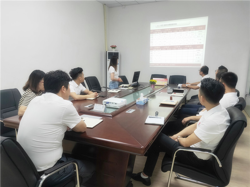 贝朗员工月会总结现场