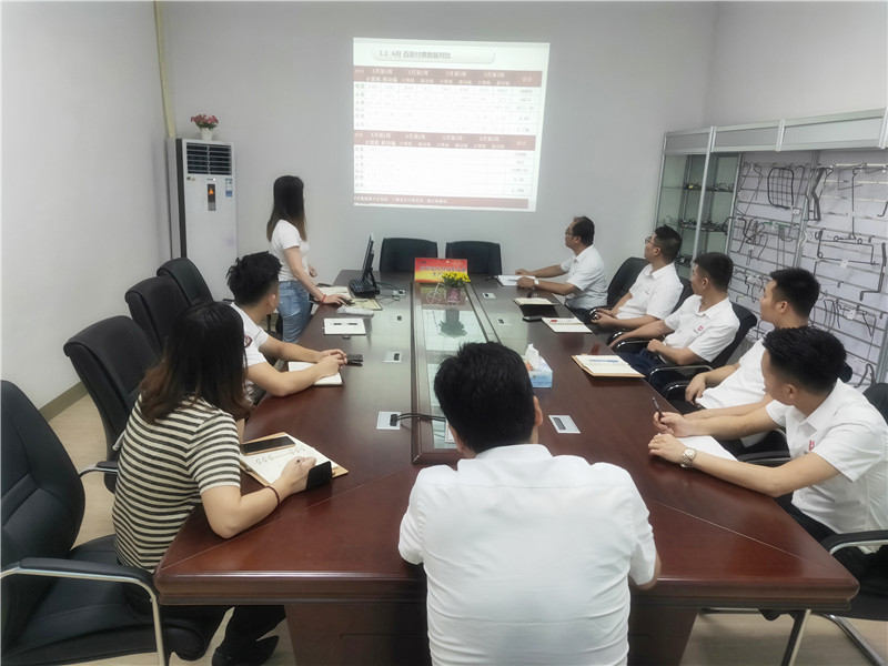 贝朗员工月会总结现场