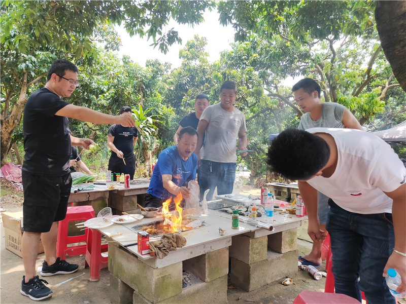 贝朗员工烧烤现场图片三